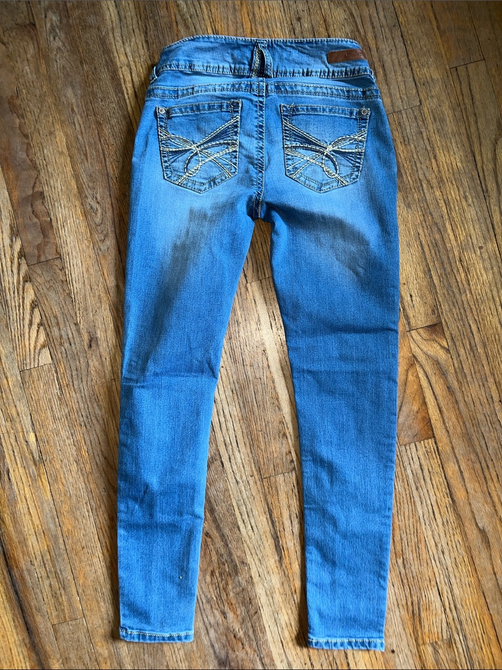 Wallflower Skinny Jeans in Light Blue Wash - Picture 3 of 5